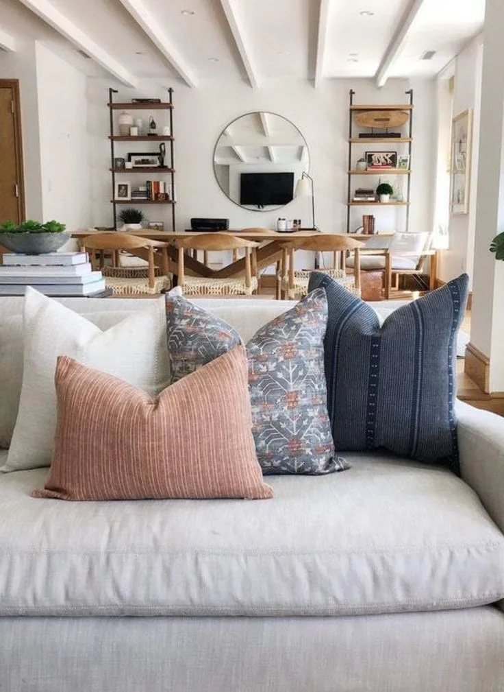 How to choose throw pillows for a sofa