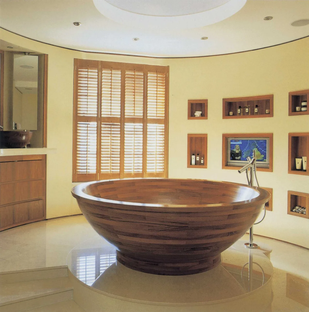How to make a bathroom look luxurious